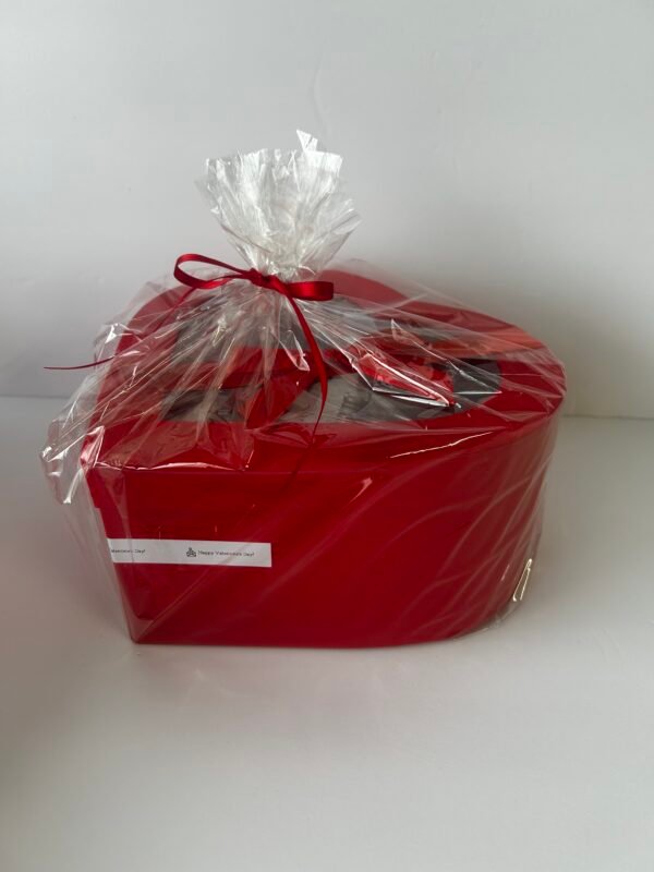 Caja de regalos con velas y artesanía